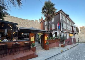 un restaurant sur le côté d'un bâtiment dans l'établissement Ishak Pasa Palace by Joyway Hotels, à Istanbul