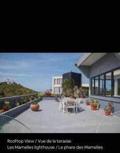 達喀爾的住宿－Residence INFINITE，阳台配有桌椅,享有风景。