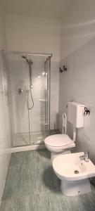 La salle de bains est pourvue d'une douche, de toilettes et d'un lavabo. dans l'établissement Affittacamere Villa Zelinda, à Sirolo