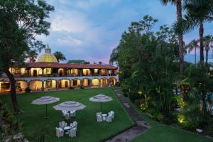 een luchtzicht op een gebouw met paraplu's in de tuin bij Anticavilla Hotel Restaurante & Spa in Cuernavaca