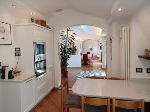 uma cozinha e sala de jantar com mesa e cadeiras em Savoia Terrace with Mountain View em Taceno