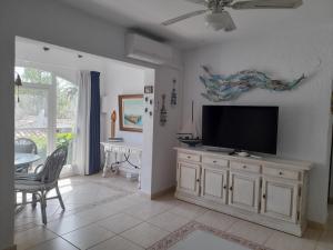 uma sala de estar com uma televisão de ecrã plano na parede em Villa Adriana v rezidencii Toscamar em Xàbia