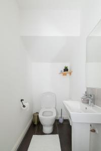Baño blanco con aseo y lavamanos en Rugby Modern 3 Bed 6 guest house en Clifton upon Dunsmore