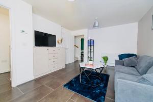 uma sala de estar com um sofá e uma mesa em Rugby Modern 3 Bed 6 guest house em Clifton upon Dunsmore