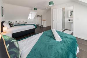 Rugby Modern 3 Bed 6 guest house في Clifton upon Dunsmore: غرفة نوم بسرير واريكة