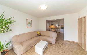 ein Wohnzimmer mit einem Sofa und einem Tisch in der Unterkunft 2 Bedroom Nice Apartment In Kastel Stari in Kaštel Stari