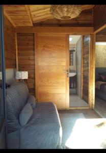 ein Schlafzimmer mit einem Bett und einem großen Spiegel in der Unterkunft Chalet L in Saint-Pierre