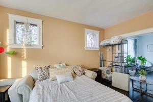 1 dormitorio con cama, sofá y ventanas en Convenient Jennings Apartment, 12 Mi to St Louis!, 