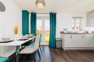 - une cuisine et une salle à manger avec une table et des chaises dans l'établissement Rugby Modern 3 Bed 6 guest house, à Clifton upon Dunsmore