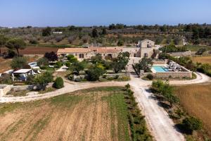 una vista aerea di una casa con vialetto e piscina di Agriturismo Masseria Costarella a Borgagne