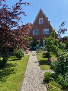 een persoon die voor een huis staat bij Het Pauzeerhuis in Middelburg