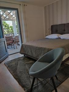 En eller flere senge i et værelse på Apartments Lanterna Ražanac