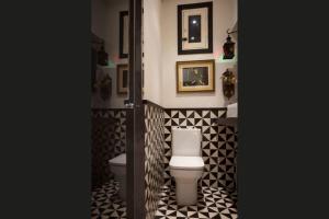 a bathroom with a toilet and black and white tiles at MAGICO Y ACOGEDOR . La Granja de San Ildefonso. in La Granja de San Ildefonso +37 photos