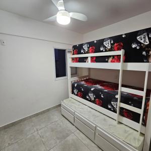 南灣的住宿－Mar doce lar，一间卧室配有一张红色玫瑰双层床