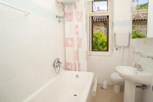 Et badeværelse på Apartment IVO near the sea + 11 billeder