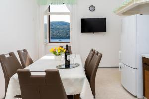 Et tv og/eller underholdning på Apartment IVO near the sea