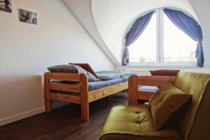 Zimmer mit einem Bett, einem Sofa und einem Fenster in der Unterkunft dock one - Grömitz in Grömitz