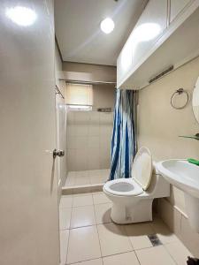 セブシティにある2BR Unit in IT Park Cebu Cityのトイレ、洗面台、シャワー付きのバスルーム