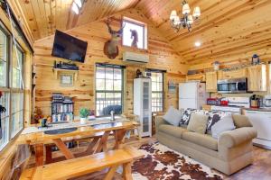 Cozy Lake Sardis Cabin with Stunning View! في Clayton: غرفة معيشة مع أريكة وطاولة في كابينة