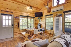 Cozy Lake Sardis Cabin with Stunning View! في Clayton: غرفة معيشة وغرفة طعام في كابينة خشب