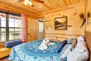 Ένα ή περισσότερα κρεβάτια σε δωμάτιο στο Cozy Lake Sardis Cabin with Stunning View!