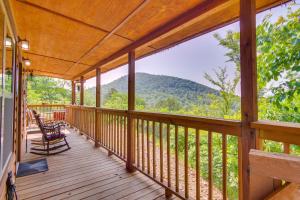 - une terrasse couverte avec moustiquaire offrant une vue sur les montagnes dans l'établissement Cozy Lake Sardis Cabin with Stunning View!, à Clayton