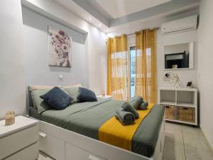 1 dormitorio con 1 cama, TV y ventana en The Cozy Nest in Rhodes town, en Rodas