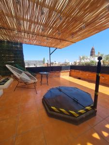 Habitación con hamaca y silla en el techo en Loft 41 by Casa Matia, en San Miguel de Allende
