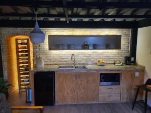 cocina con fregadero y pared de ladrillo en Loft 41 by Casa Matia, en San Miguel de Allende