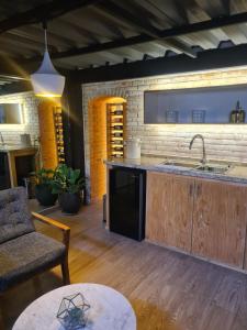 una cocina con fregadero y encimera en Loft 41 by Casa Matia, en San Miguel de Allende 13 fotos más