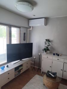 ein Wohnzimmer mit einem großen Flachbild-TV in der Unterkunft Peltorinne 14 in Savonlinna