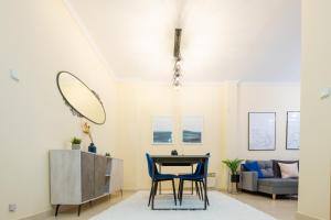 - une salle à manger avec une table et un miroir dans l'établissement Niovi, Stylish Apartment Near the Waterfront, à Thessalonique