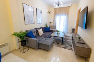 - un salon avec un canapé et une table dans l'établissement Niovi, Stylish Apartment Near the Waterfront, à Thessalonique