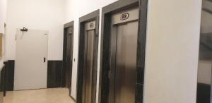 グアルダマル・デル・セグラにあるGuardamar Centroの一列のエレベータードア