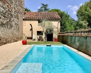 a swimming pool in the yard of a house at Suite Côté Hygge ALBI centre in Albi