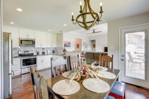 Kuchyň nebo kuchyňský kout v ubytování Inviting Granbury Home with Fire Pit 3 Mi to Lake!