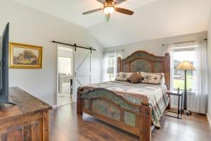 Postel nebo postele na pokoji v ubytování Inviting Granbury Home with Fire Pit 3 Mi to Lake!