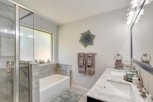 Koupelna v ubytování Inviting Granbury Home with Fire Pit 3 Mi to Lake! + 20 fotografií