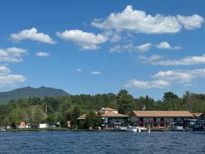 薩拉納克湖的住宿－高蒂爾的薩拉納克湖酒店，享有湖泊美景,设有房屋和船只