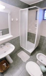 y baño con ducha, lavabo y aseo. en Casa Roca en Ushuaia
