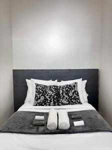 - un lit avec 2 oreillers et 2 serviettes dans l'établissement Sublime Studio Festival Cannes, à Cannes