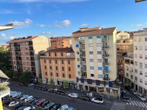 uma vista aérea de uma rua da cidade com edifícios em Suite Tuscolana em Roma