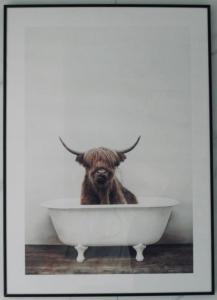 una vaca parada en una bañera con cuernos en Jaskółcze Gniazdo, 