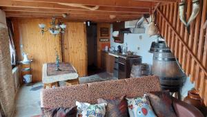 uma sala de estar com um sofá e uma cozinha em Casa do Alto das Fragas em Canedo de Basto