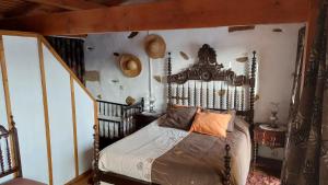 een slaapkamer met een houten bed in een kamer bij Casa do Alto das Fragas in Canedo de Basto