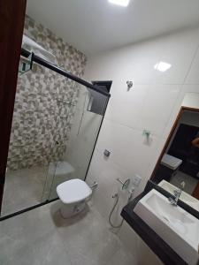 聖托梅－達斯萊特拉斯的住宿－Pousada São João，带淋浴、卫生间和盥洗盆的浴室