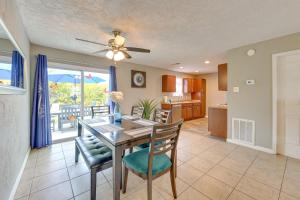 comedor y cocina con mesa y sillas en Dog-Friendly Home with Yard about 6 Miles to the Beach!, en Sarasota