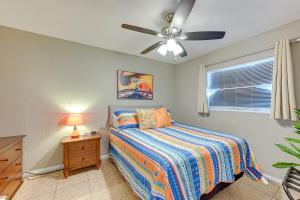 1 dormitorio con 1 cama y ventilador de techo en Dog-Friendly Home with Yard about 6 Miles to the Beach!, en Sarasota