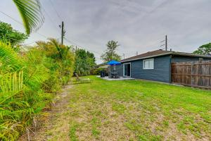 una pequeña casa azul con patio en Dog-Friendly Home with Yard about 6 Miles to the Beach!, en Sarasota