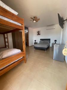 Ranch Los Pinos Vichayito客房内的一张或多张床位